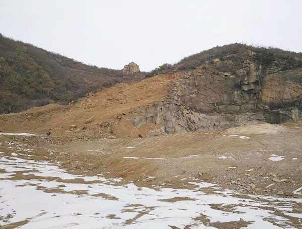 察看千山風(fēng)景區(qū)驚險(xiǎn)宮爆破工程